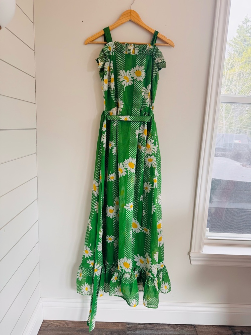 Vintage Green Daisy Maxi Dress with Belt